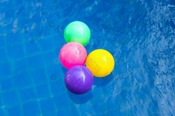 五颜六色的塑料球在游泳池，游泳池别墅房子