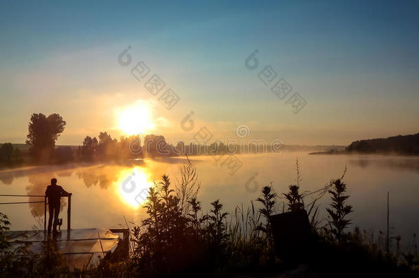 黎明在湖面上，桥上那个人的轮廓是一幅难忘的风景