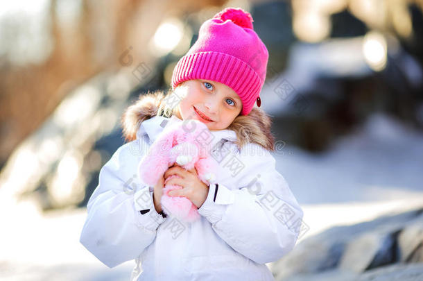 美丽的女孩户外与玩具冬天户外