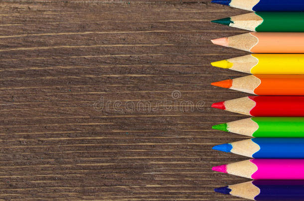 木制背景上隔离的彩色铅笔。