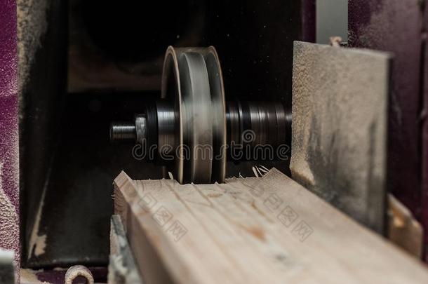 关闭一个直路由器钻头，切割一个凹槽或拉贝在一块橡木