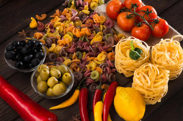 一套意大利面产品。 意大利菜单。 红甜椒，红黄椒，西红柿，意大利面，橄榄和