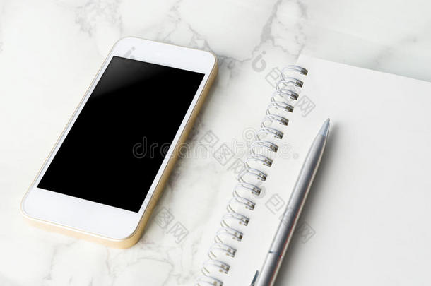 空白智能手机屏幕，大理石上有空白笔记本