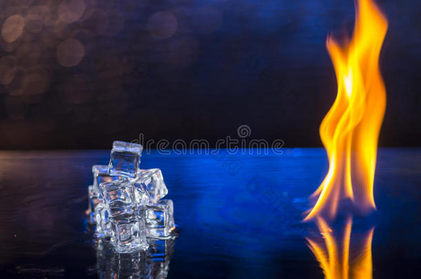 在抽象背景上水面上的冰块和火