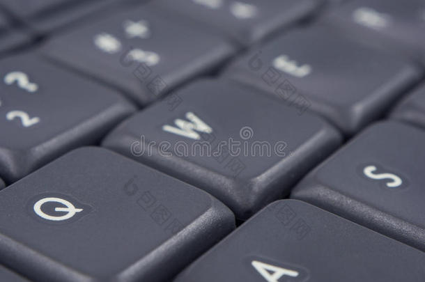 灰色键盘，重点是Q和一个按钮和软焦点
