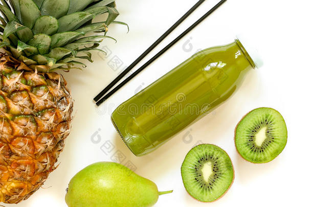 一瓶猕猴桃，菠萝，梨汁分离在白色和成分。