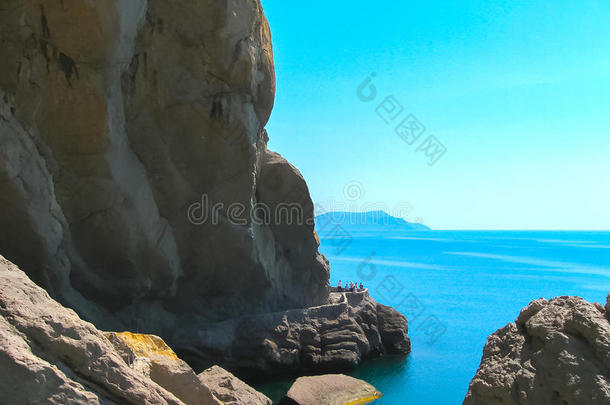 在阳光明媚的海在阳光明媚的夏日。