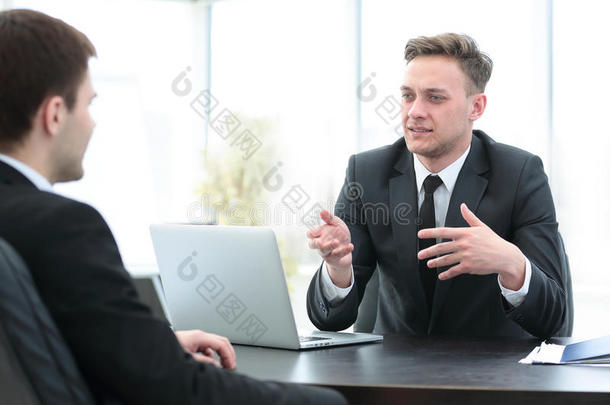 银行员工坐在桌子后面和客户交谈