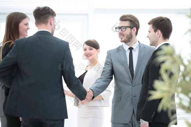 商业团队在办公室<strong>会见</strong>投资者。友好的握手