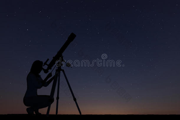 女孩用望远镜看星星。 星空