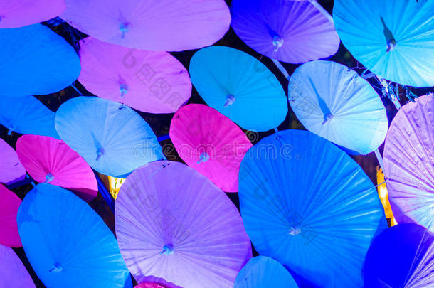 传统街道市场上五颜六色的手工纸伞装饰。 美丽的雨伞在传统的街道上展出