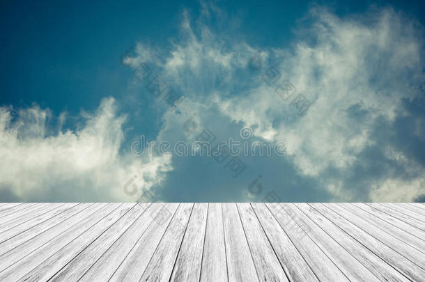 蓝天云与木材露台，工艺在<strong>复古风</strong>格