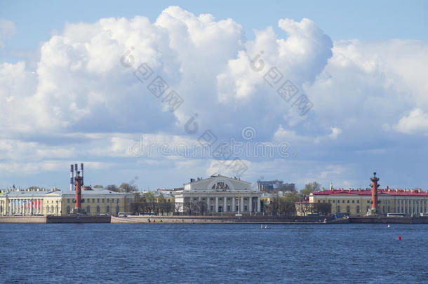 瓦西里耶夫斯基岛的箭，在阴天的五一节。圣彼德堡