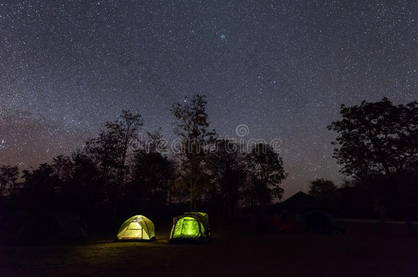 野营帐篷在满天星斗的夜空下发光