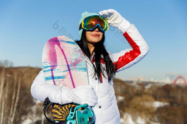 有滑雪板和太阳镜的女孩