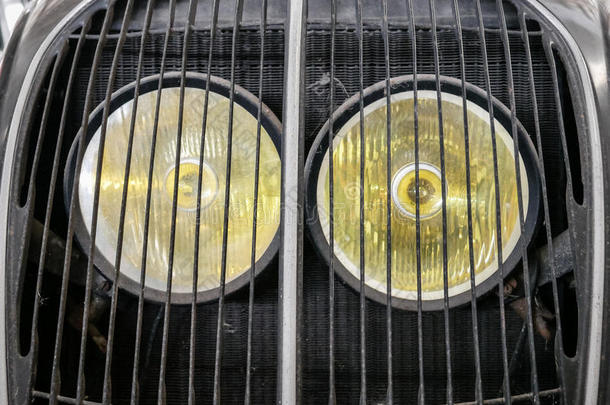 老式法国汽车的细节与散热器格栅和圆形灯光，复古和复古背景