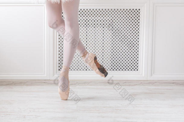 芭蕾<strong>舞</strong>演员穿着尖鞋，优雅的腿，芭蕾<strong>舞背景</strong>