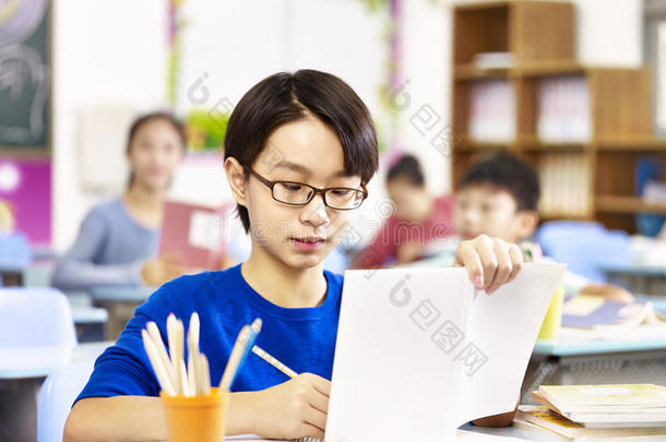 亚洲小学生在课堂上学习