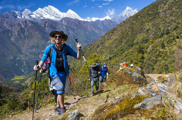 兴奋的年轻人走上山道