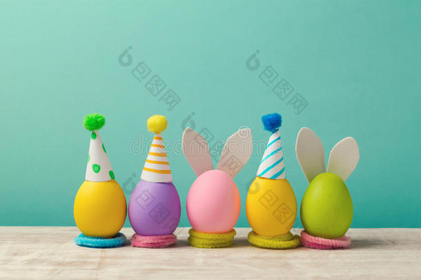 <strong>复活节</strong>假期概念与可爱的手工鸡蛋，兔子耳朵和<strong>派对</strong>帽
