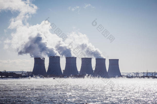 核电站或NPP的冷却塔，蓝天上有厚厚的烟雾