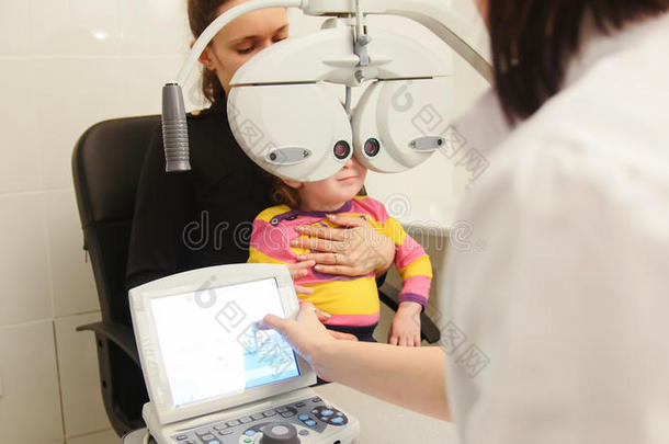 可爱的小女孩和妈妈在眼科医生咨询