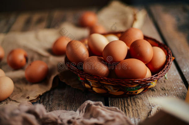 把鸡蛋关在篮子里。 碗里鸡蛋的顶部视图。 棕色e
