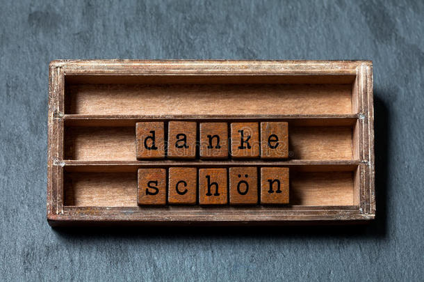 谢谢你的德文翻译。 老式盒子，木制立方体感恩短语信息写的旧风格