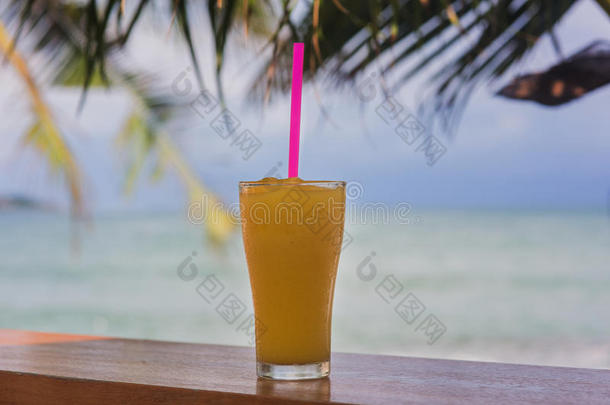 一<strong>杯</strong>芒果冰沙，<strong>果汁</strong>和新鲜水果在户外热带背景复制空间