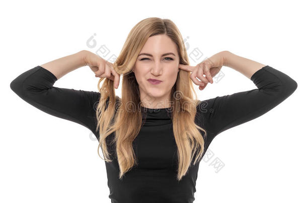 金发女人用手指闭着耳朵。