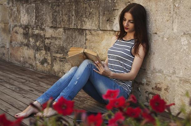 美丽的年轻女人在读一本书。 放松，浪漫，<strong>诗歌</strong>，