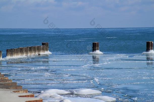 芝加哥的<strong>冰湖</strong>密歇根，有冰冷的岩石和木制的破浪柱