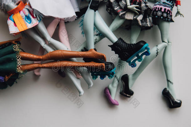 脚玩具娃娃特写。 现代玩具娃娃浅焦点