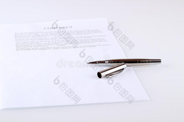 用钢笔签订的业务合同已准备好签署