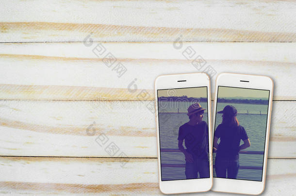 情侣照片在智能手机屏幕上的木材
