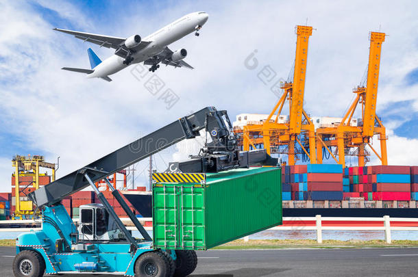 起重机将集装箱提升到商业交付货物集装箱