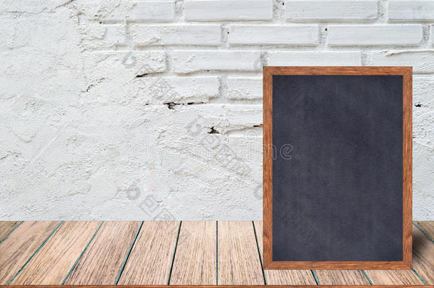 黑板木框，黑板标志菜单上的木桌和砖背景。