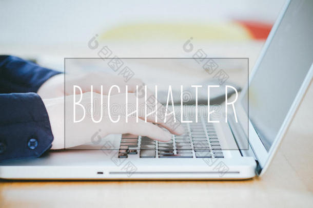 buchhalter，德语的会计短信，年轻人在桌子上<strong>打字</strong>