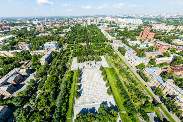 空中城市景观与道路，房屋和建筑物。