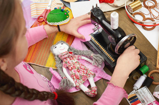 女孩缝制娃娃衣服，顶部视图，缝纫配件顶部视图，裁缝工作场所，许多对象的<strong>针线</strong>活，手工和手工