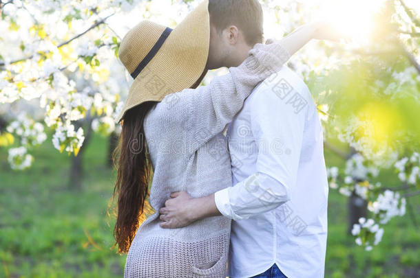 一对相爱的夫妇在春天公园接吻和拥抱