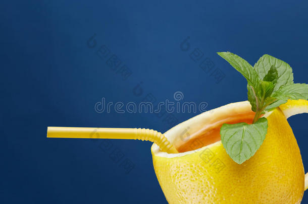 一杯由天然柠檬和薄荷叶制成的茶。 以天然茶为主题的创意构图