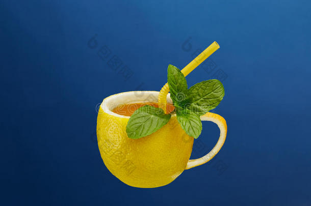 一杯由天然柠檬和薄荷叶制成的茶。 以天然茶为主题的创意构图