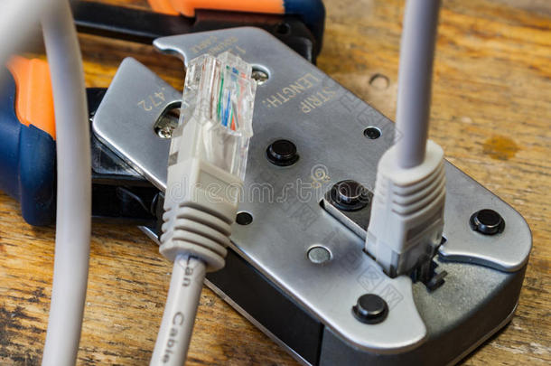 用于将连接器RJ45安装在车间桌面上的卷曲工具