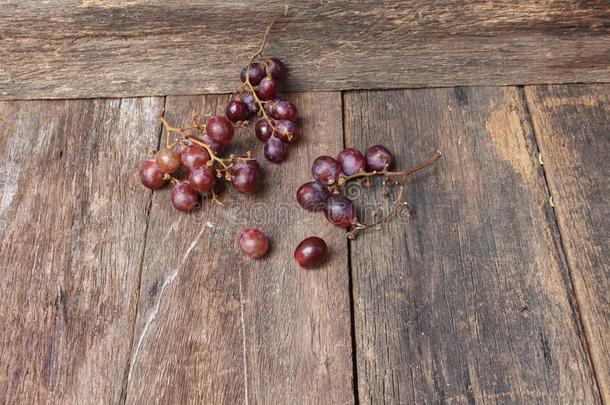 葡萄红色新鲜在木桌背景