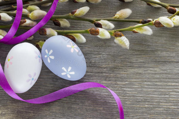 复活节鸡蛋和柳树枝在木桌上。 复活节背景。