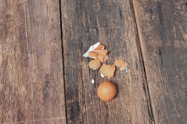 木桌背景上的空碎蛋壳