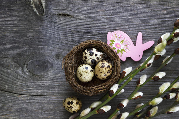 复活节鸡蛋和柳树枝在木桌上。 复活节背景。