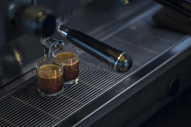 咖啡机酿造新鲜咖啡至刻度杯。