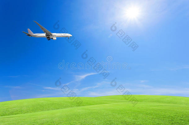 绿色<strong>草地</strong>，有飞机，<strong>蓝天和</strong>云背景。